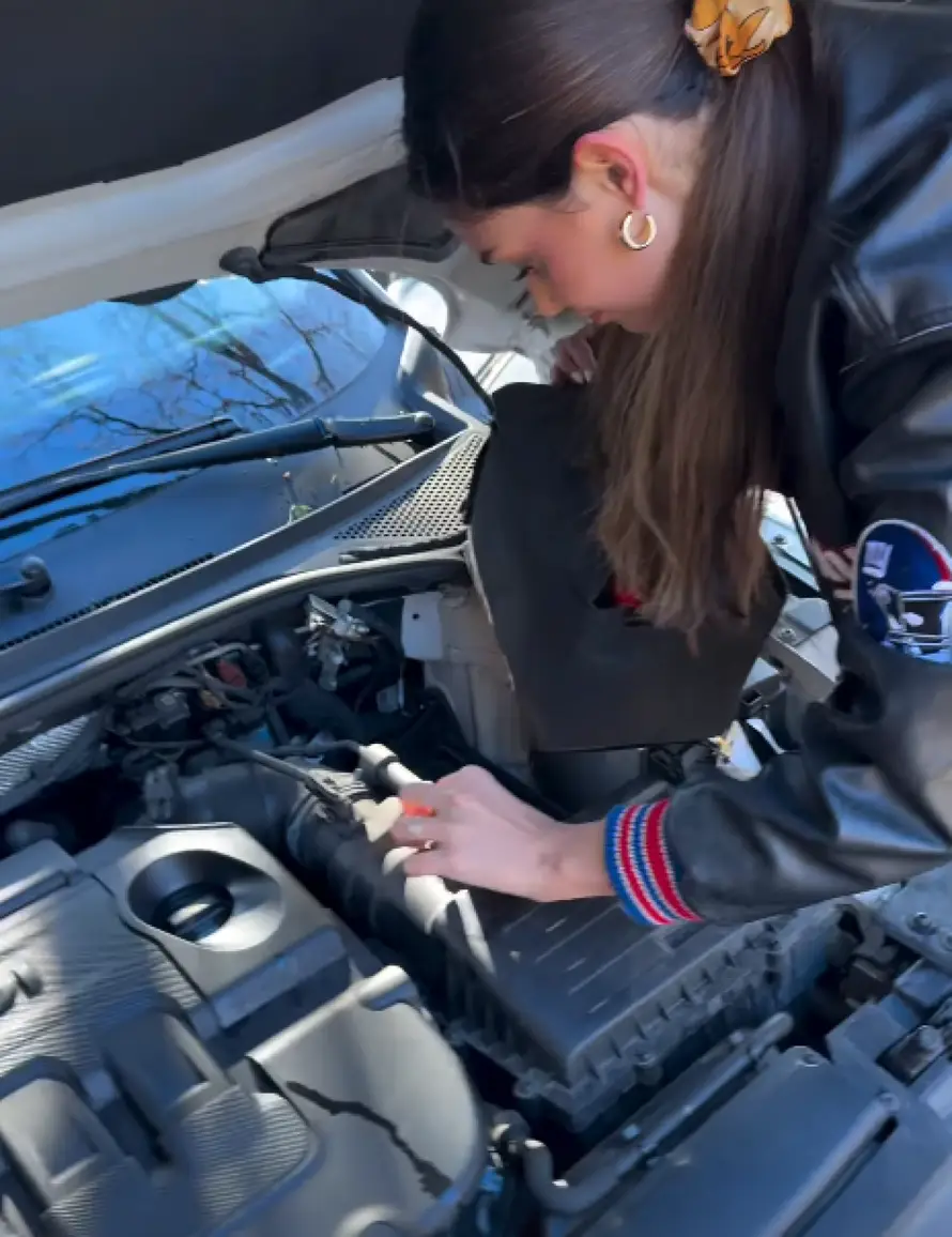 Laura Gnjatović skinula je lentu i uhvatila se akumulatora...