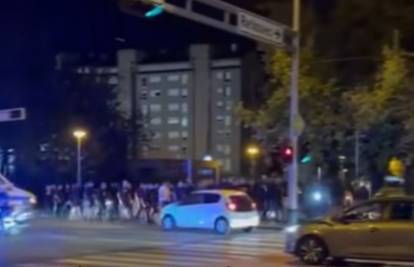 Veća skupina mladića prošetala Dubravom nakon brutalnih napada: 'To su Boysi u patroli...'