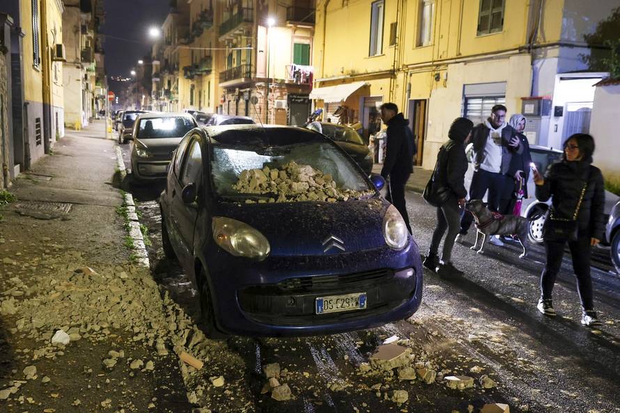 Strong earthquake, magnitude 4.4, with epicentre in the Campi Flegrei area but it was also clearly felt in Naples as it was very long lasting, people in the streets in the Fuorigrotta and Bagnoli districts, debris falling from provincial buildings