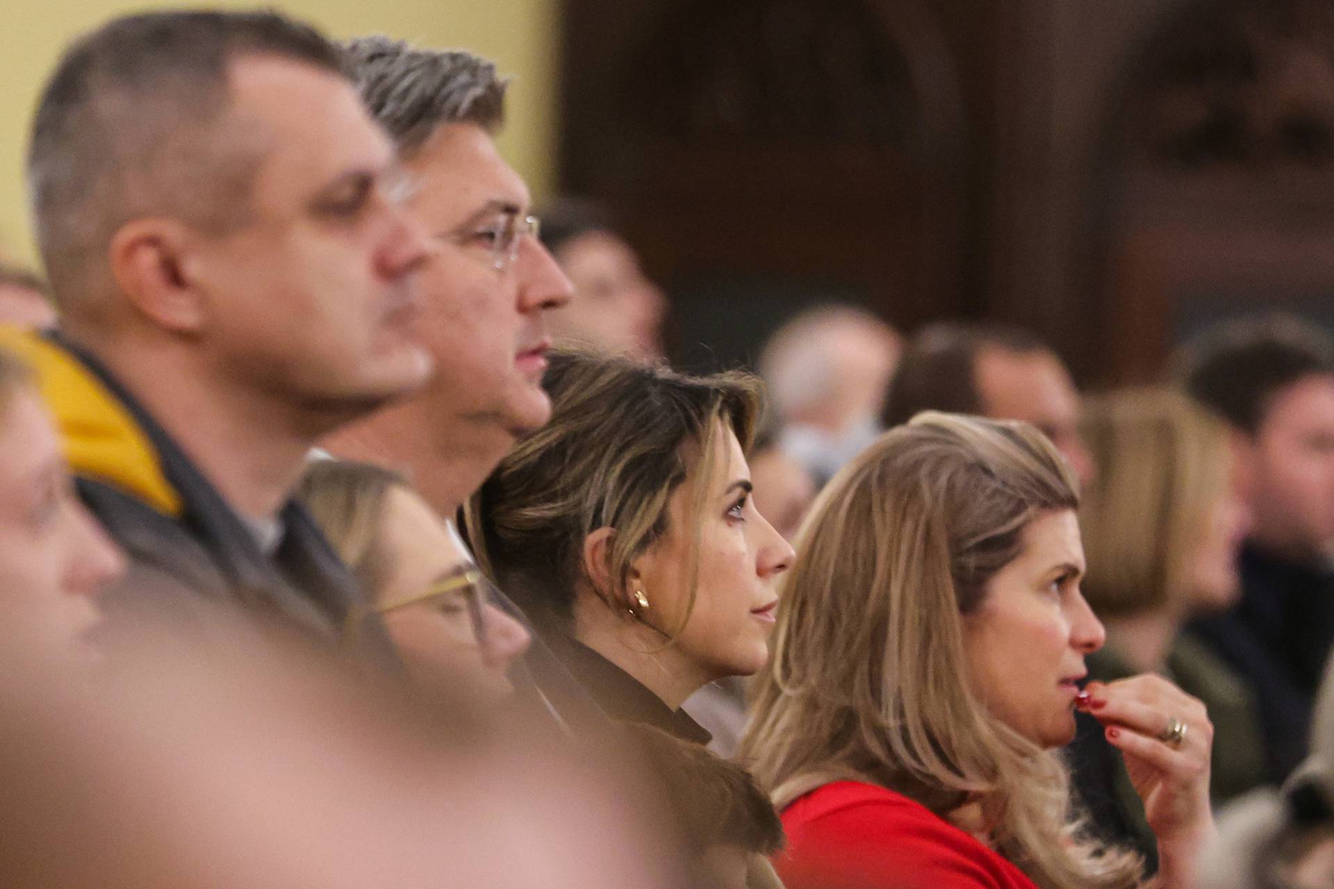 EKSKLUZIVNO: Premijer Plenković sa suprugom Anom  na misi za Badnjak