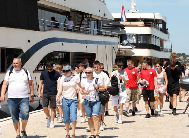 Šibenik: Kruzeri i turisti okupirali šibensku rivu