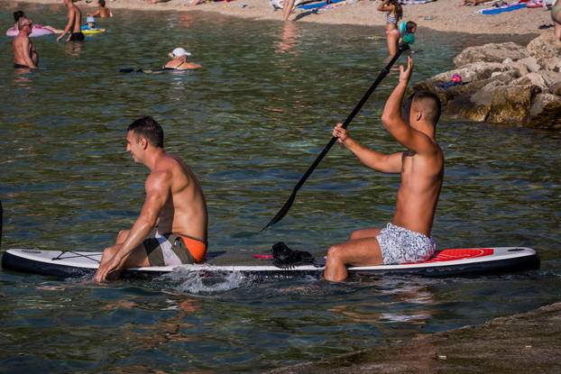 Makarska:  Gužva na glavnoj plaži u Makarskoj