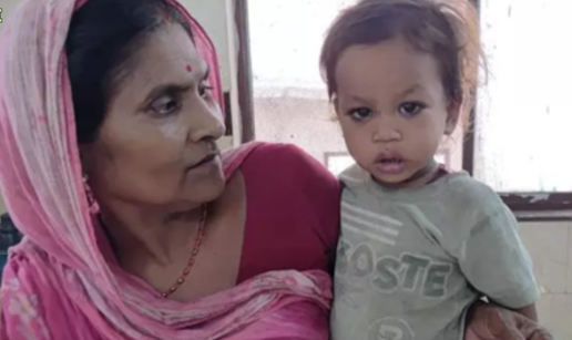 VIDEO Dvogodišnjaku iz Indije kobra se omotala oko ruke. On joj odgrizao glavu: 'Ovo je čudo'