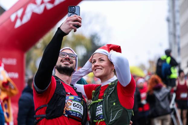 Zagreb: Održan Zagreb Advent Run s brojnim zabavnim maskiranim trkačima 