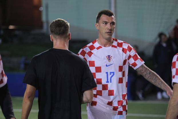 Zagreb: Nogometna utakmica između sportskih novinara i veterana hrvatskog nogometa
