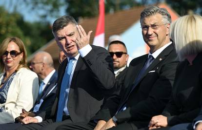 Zašto političari vole nositi baš plavu kravatu? Crvena ističe snagu, a ljubičasta mudrost