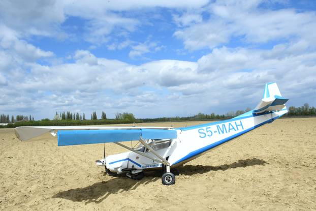 Srušio se mali avion kod Siska, pilot prošao bez ozljeda