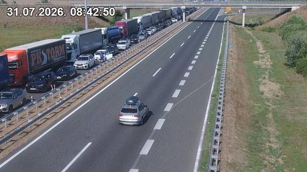 FOTO Zahuktava se udarni vikend. Kod Zagreba kolona 7 km, gužva na ulazu u Hrvatsku