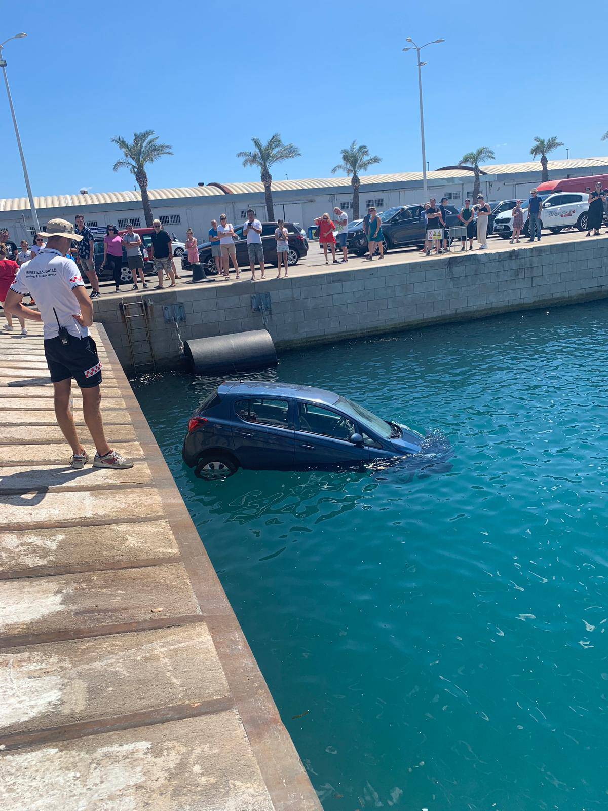 Auto u Splitu završio u moru, ljudi na vrijeme izašli iz njega