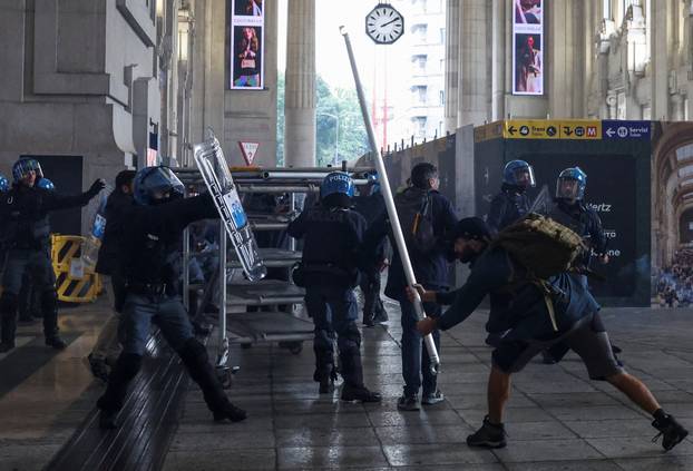 USB union holds nationwide strike, "Let's Block Everything," in solidarity with Gaza, in Milan