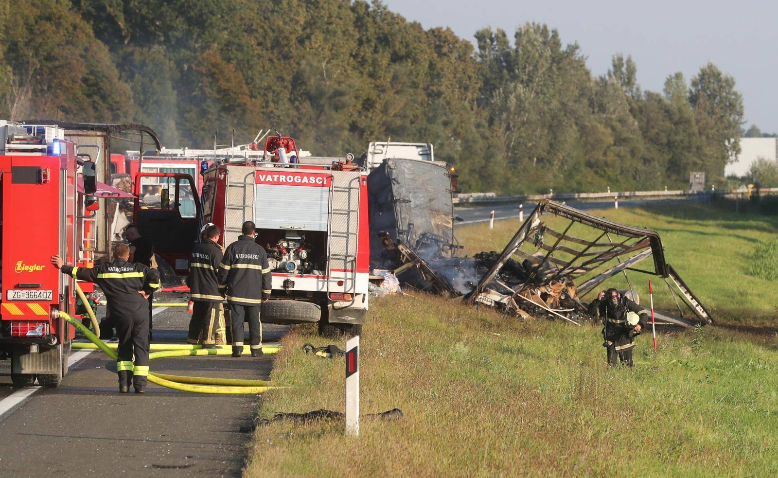 U sudaru pet vozila kod Ježeva poginuli su vozači dva kamiona