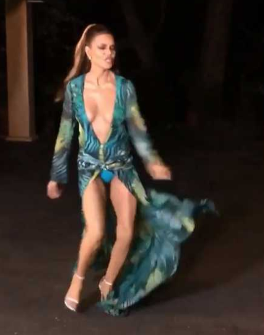 Rinna odjenula  haljinu po uzoru na J.Lo pa joj 'provirile' gaćice