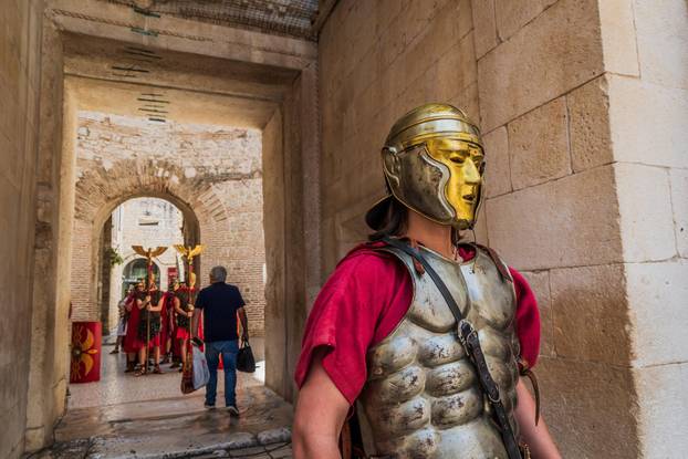 Split: Povijesna smjena straže na Peristilu oduševila brojne turiste