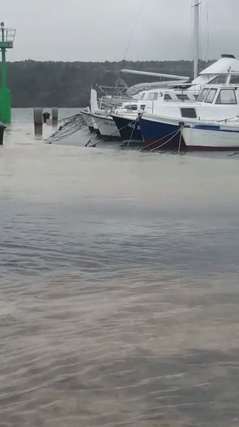 U Dalmaciji plima na vrhuncu, olujni valovi su potopili obalu