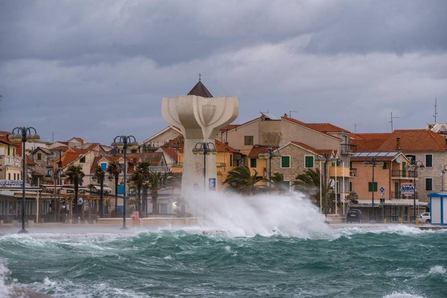 Vodice: Jako jugo uzburkalo more