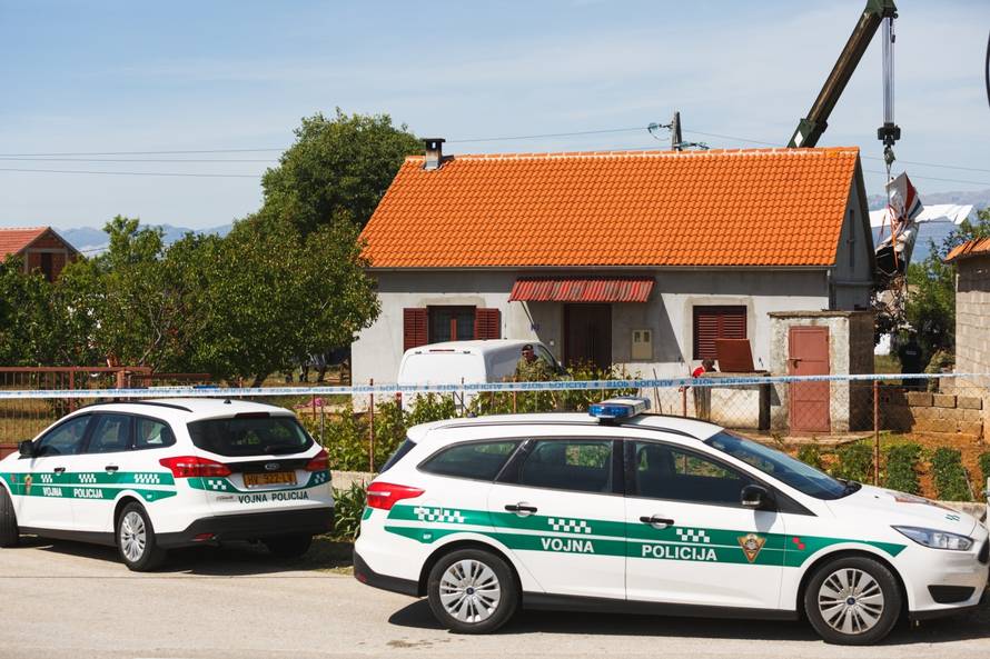 Biljane Donje: Vojskao dvezla vojni avion u bazu