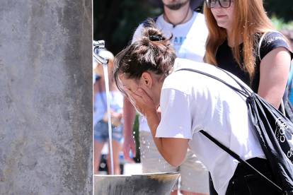 Split: Građani i turisti provode vrijeme u hladovini i traže osvježenje u fontanama