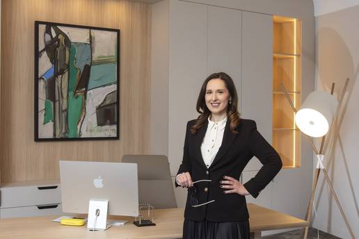 Gradona&ccaron;elnica stukla 75.000 eura na dizajnerski ured. Stolicu platila 1800, lampu 812 eura...