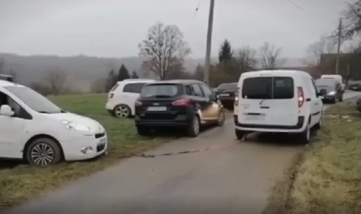 'Dobro da nije zubima držao': Pokušao je iščupati drugi auto iz blata pa ostao bez opruge