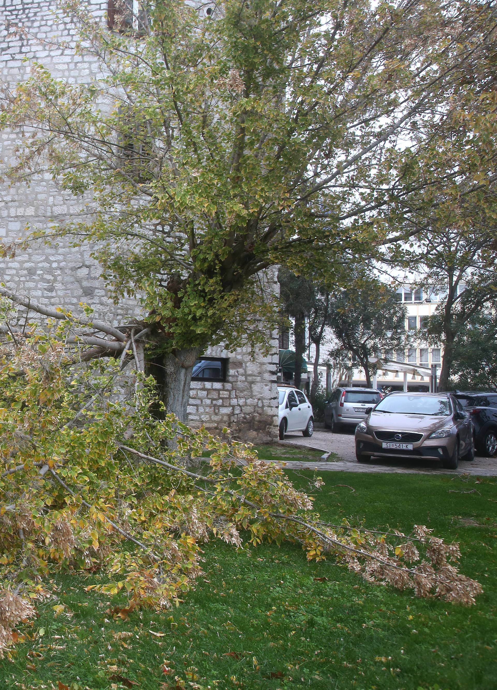 Hvar odsječen, more poplavilo ulice, u Splitu su uništeni auti