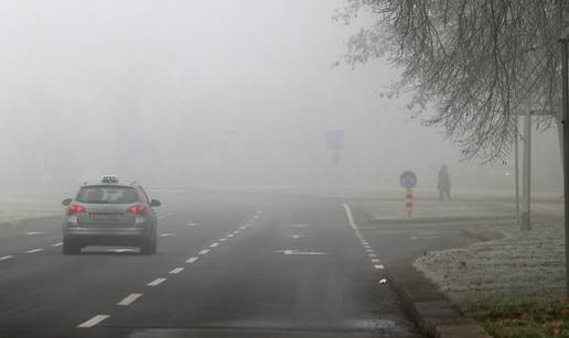 Vozači, oprezno na cesti: Magla je gusta, moguće su i poledice