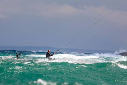 Kajteri i surferi uživaju u svojim izvedbama u valovitom moru