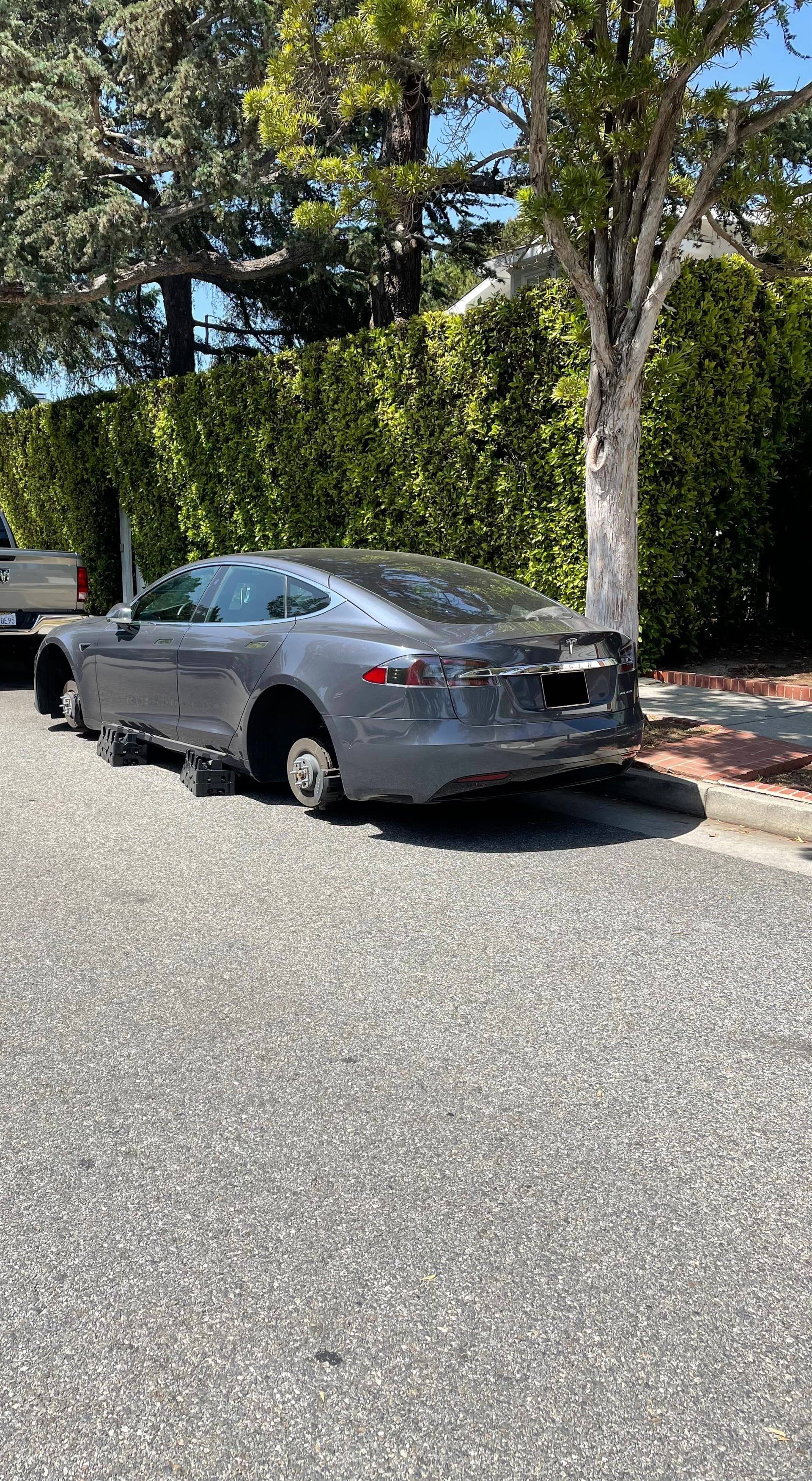 *PREMIUM-EXCLUSIVE* Owen Wilson's Tesla with Missing Tires in Photos