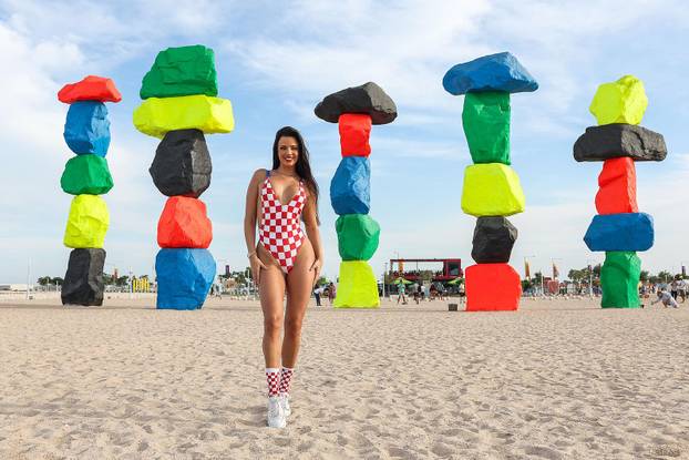 ARHIVA - Ivana Knoll pozirala u kockastom kupaćem kostimu na plaži Ras Abu Aboud