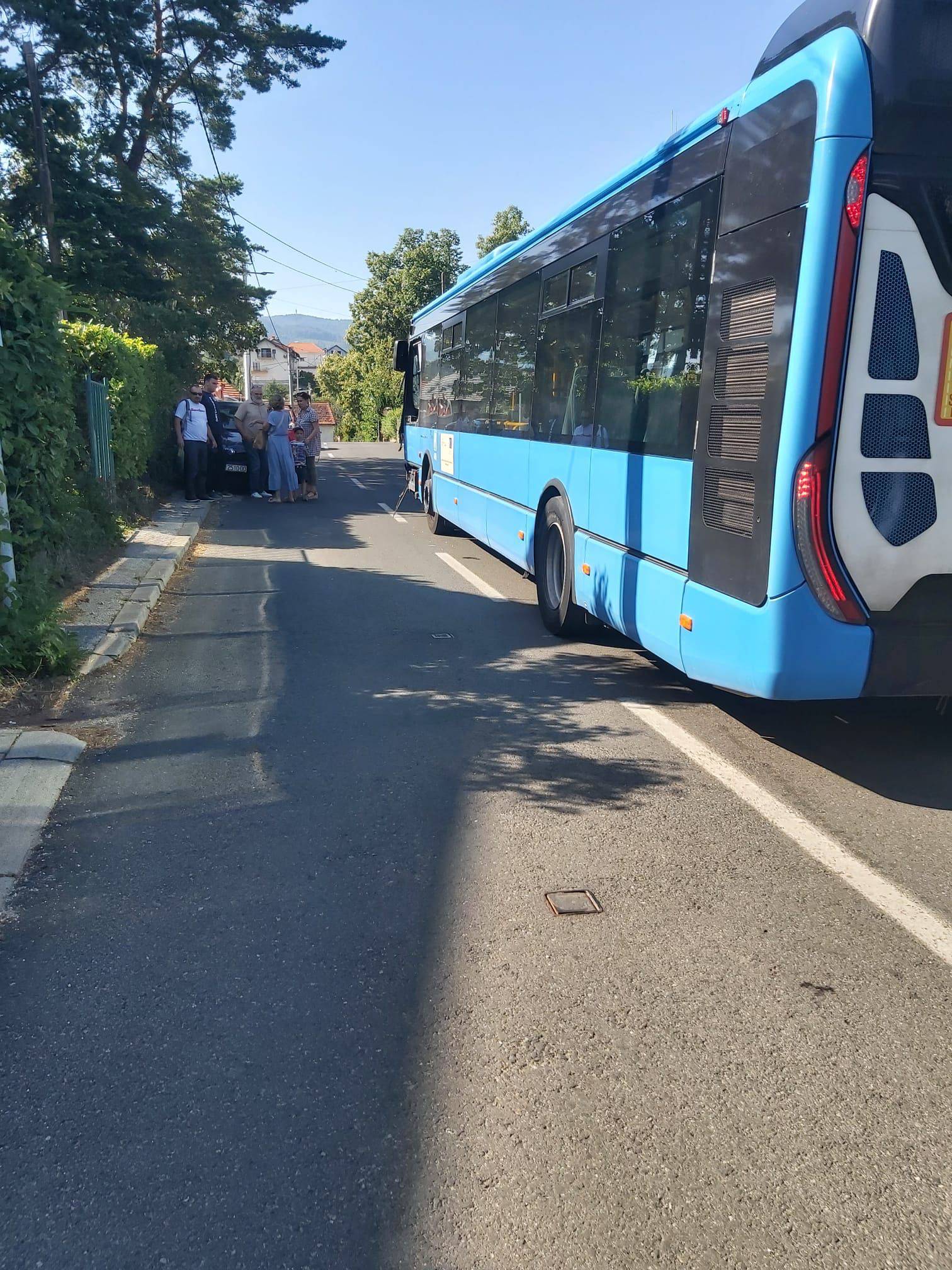 ZET-ov autobus sletio s ceste i zabio se u stup u Remetama