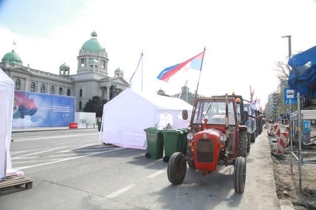 Beograd: Pripreme za trodnevni skup Pokreta za narod i drzavu ispred Narodne skupštine 