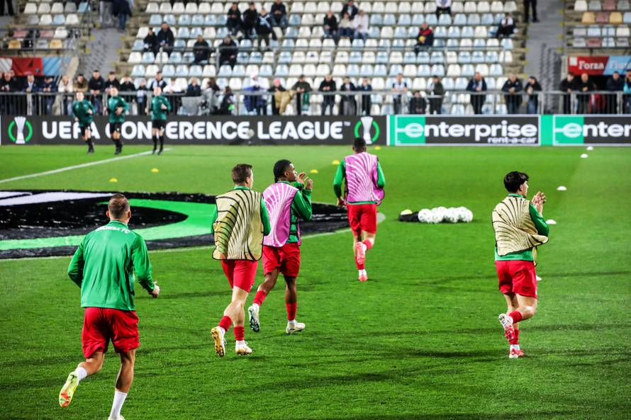 Zagrijavanje nogometaša uoči uzvratne utakmice Rijeke i Omonoije u doigravanju za osminu finala Konferencijske lige