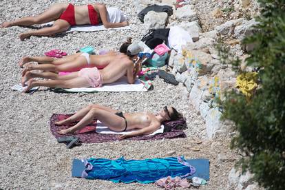 Rijeka: Ljudi na plaži uživaju u sunčanju i kupanju