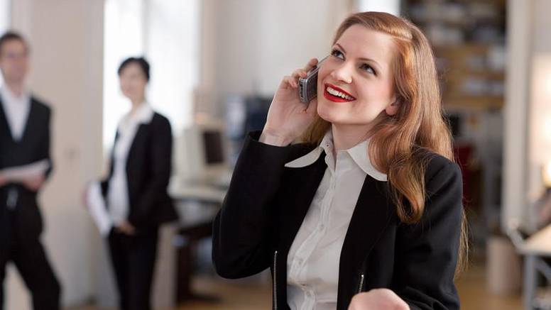 Otkrivena tajna zašto žene vole satima pričati na telefon