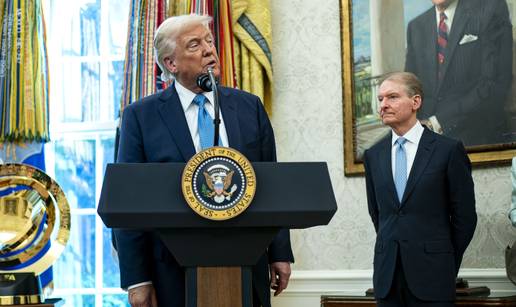 Trump prije par dana: Jedva čekam njegovu smjenu! Trump danas: Neću ga smijeniti
