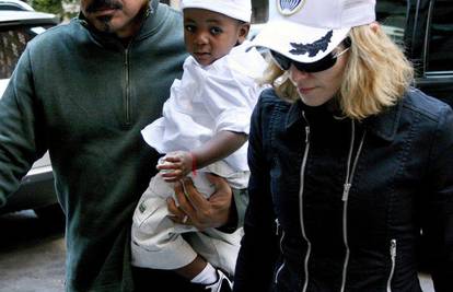 Madonnin 'sin’ David nosi narukvicu protiv uroka