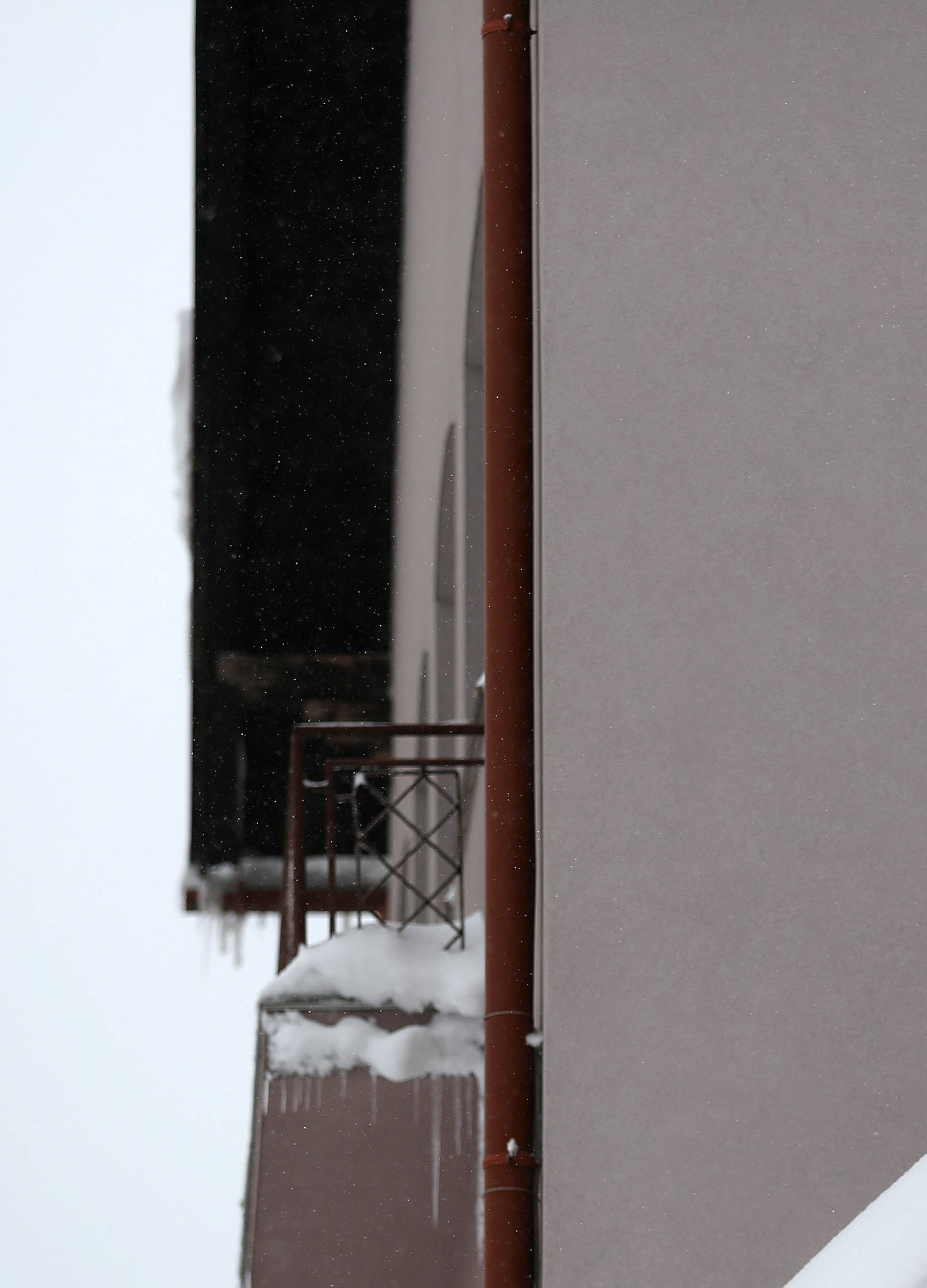 Zameteni u Delnicama: Nanosi snijega do balkona na 1. katu!