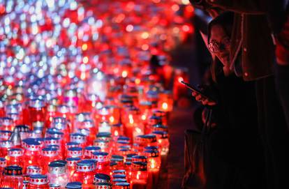 Građani u večernjim satima na groblju Mirogoj pale svijeće za svoje najmilije
