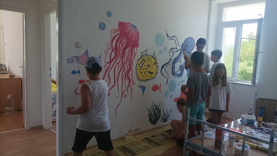 Dječji žamor i smijeh uz šarenilo boja ispunio staru školu koja je desetljećima bila bez njega