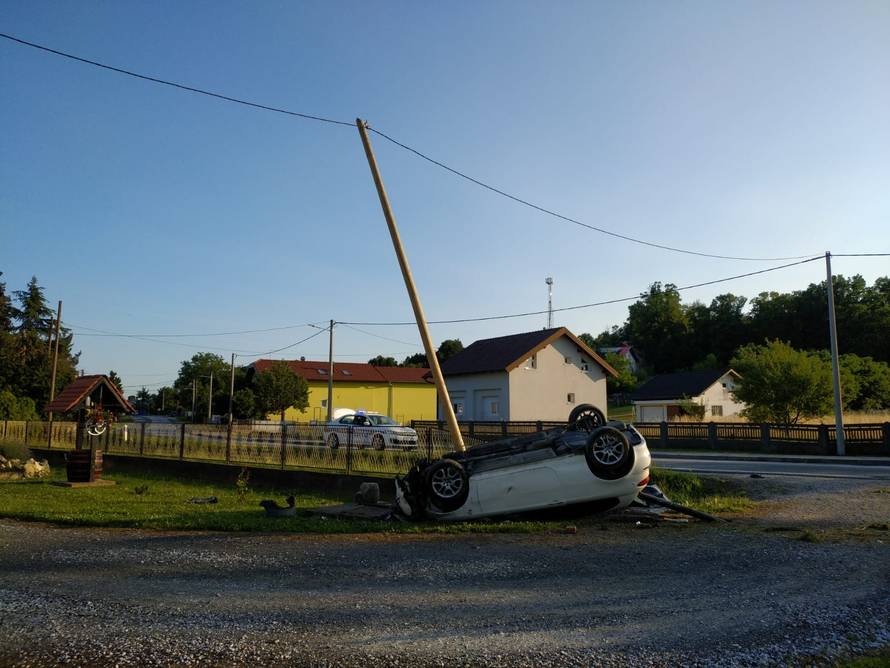 Sjekao zavoj? Alfom se zabio u Corsu pa se prevrnuo na krov