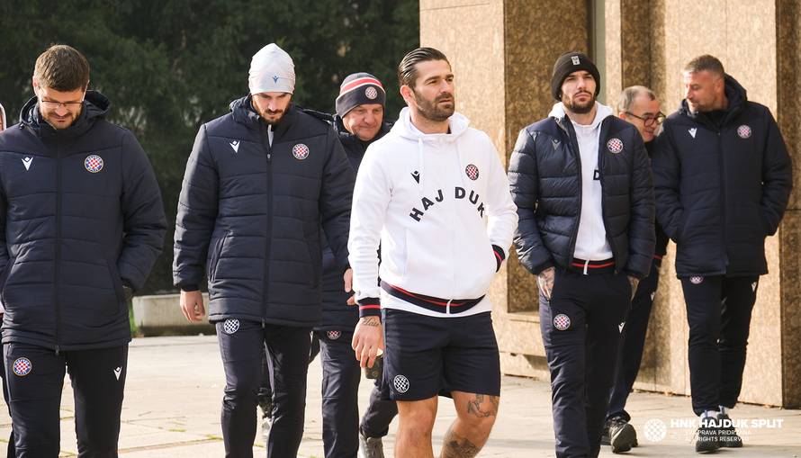 Nema zime za Livaju! Kapetan Hajduka u kratkim hlačama, sa suigračima prošetao Zagrebom