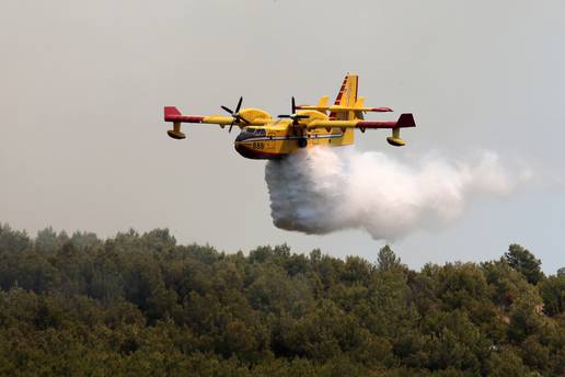 Požar kod Oklaja gasi 6 aviona