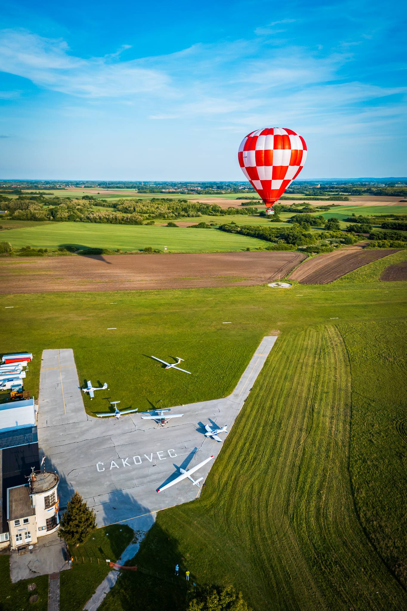 Nebo iznad Hrvatske obojeno kockicama - hrvatski balon "Kockice" osvaja visine!