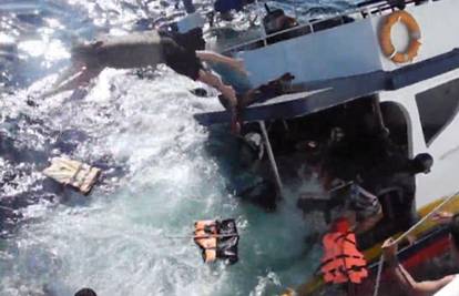 Brod potonuo za par minuta: Putnici vrištali i skakali u more 