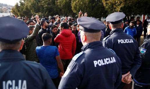 Sukob migranata i policije u Velikoj Kladuši: 'Ne tucite nas!'