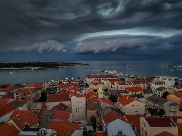 Novalja: Dolazak olujnog nevremena nad Novalju