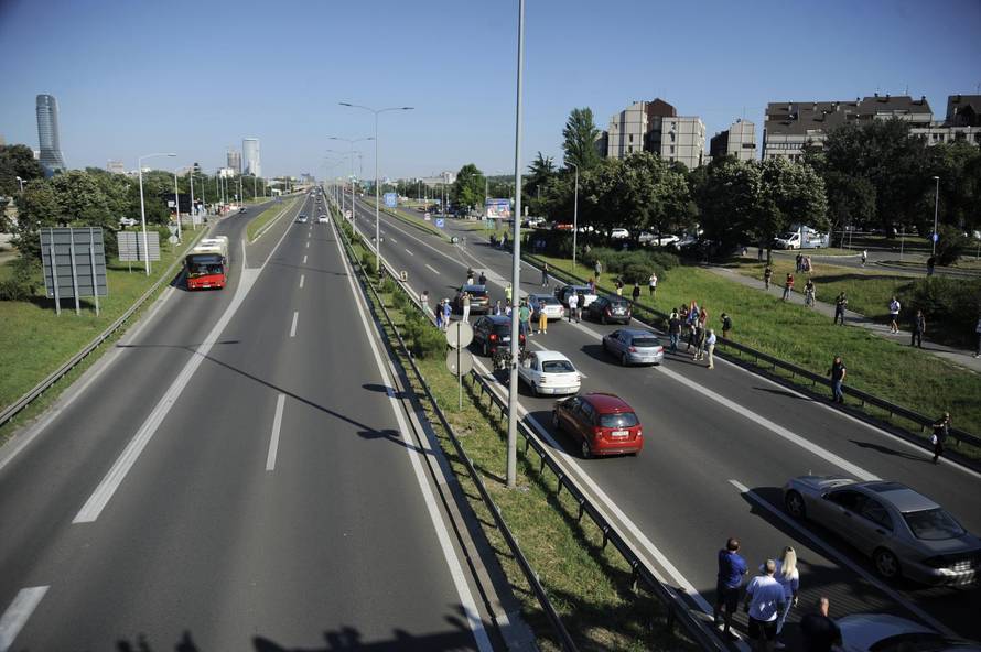 Beograd: U sklopu prosvjeda "Srbija protiv nasilja" nekoliko vozača blokiralo autocestu