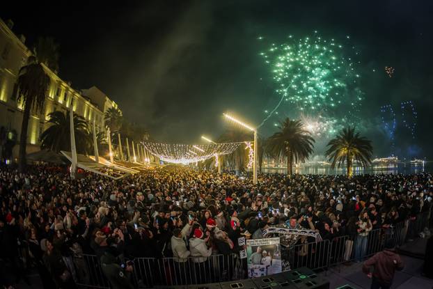Željko Bebek i Baby Lasagna uvelu su Split u Novu 2026. godinu uz vatromet i dronove