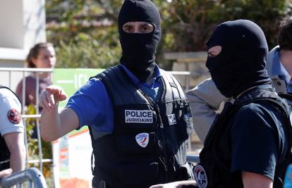 Ubio nožem policajku ispred policijske postaje kod Pariza
