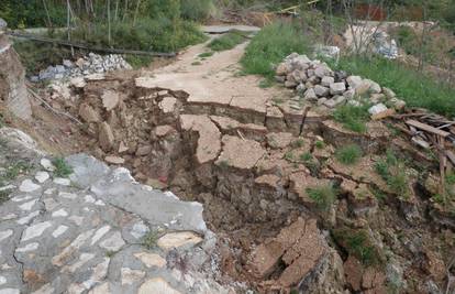 Panika u Brelima: Odronilo se brdo, jedna obitelj evakuirana