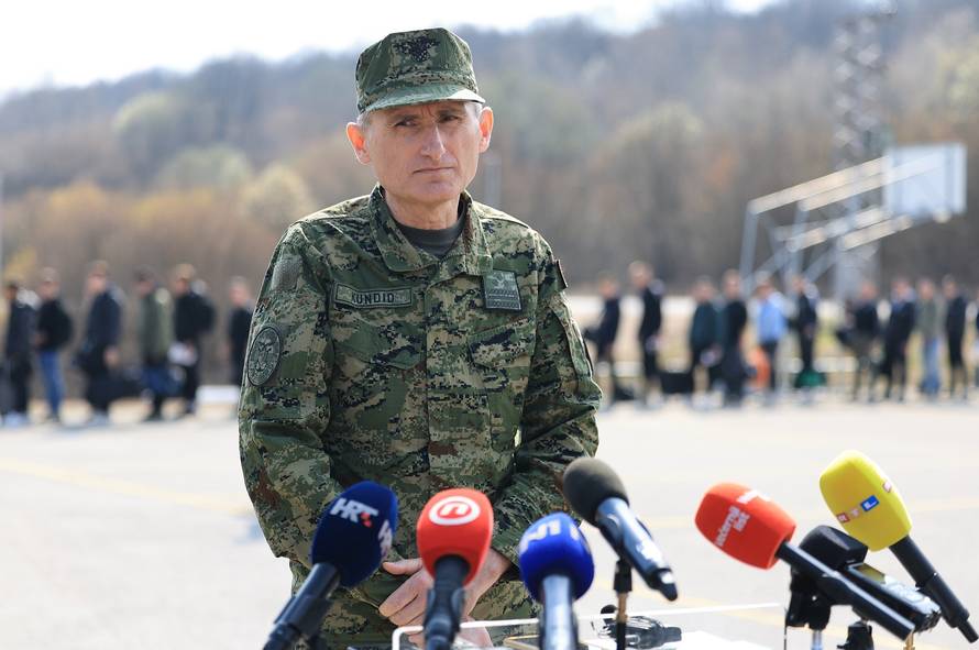 Ministar Anušić i general Kundid na prvom danu TVO-a na Slunju